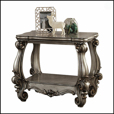 Table de bout en platine antique avec tablette inférieure, sculptures florales exquises et design traditionnel élégant