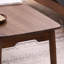 Table basse à quatre pieds en bois massif