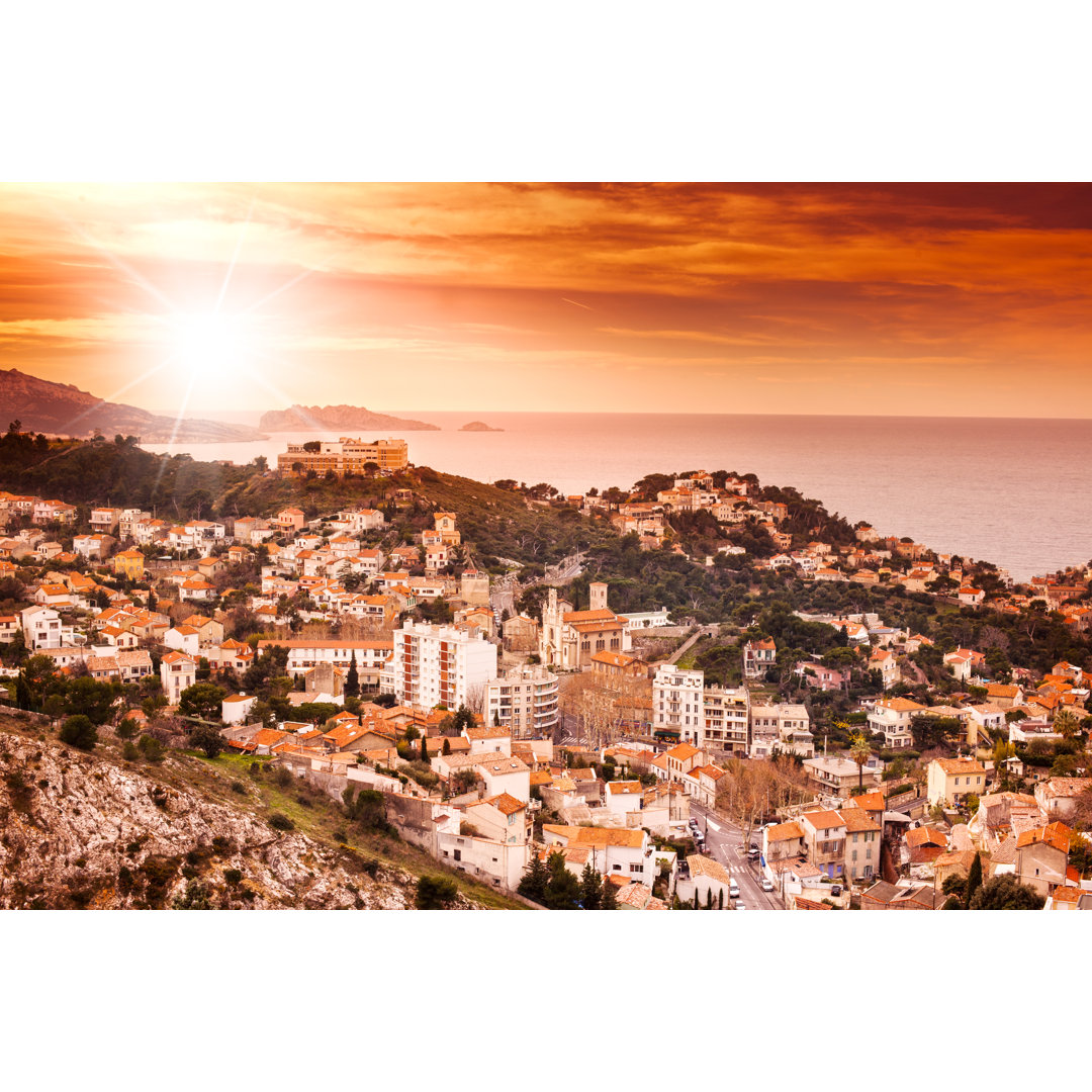 Marseille bei Sonnenuntergang von Olezzo - Kunstdrucke auf Leinwand