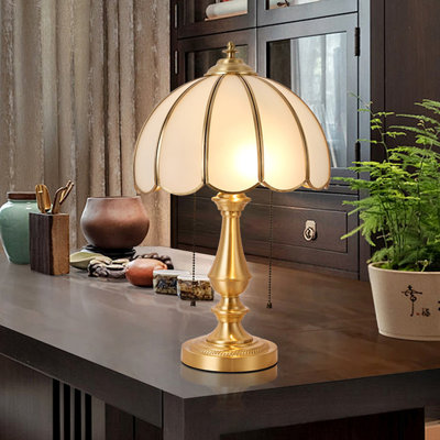Petite lampe de table moderne en métal blanc avec abat-jour en verre pour le salon de la chambre à coucher, ampoule incluse