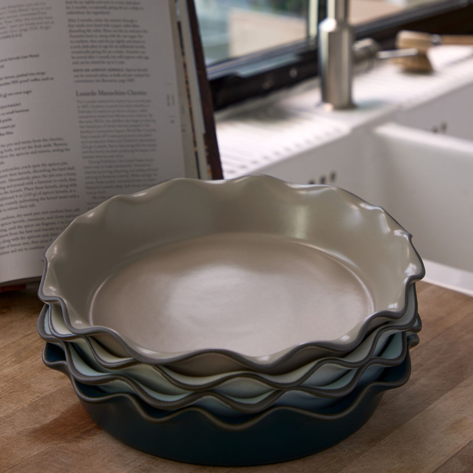 Costa Nova Stoneware Pie Pan, Cremini