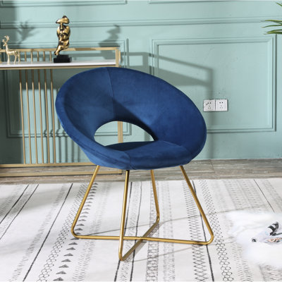 Chaise rembourrée en velours bleu avec base attrayante de ton doré, coussin moelleux et traîneau
