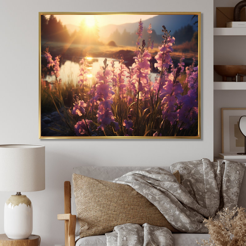 Champ d'iris mauves avec coucher de soleil I, Cadre flottant doré, H 34 po x l 44 po x P 1,5 po