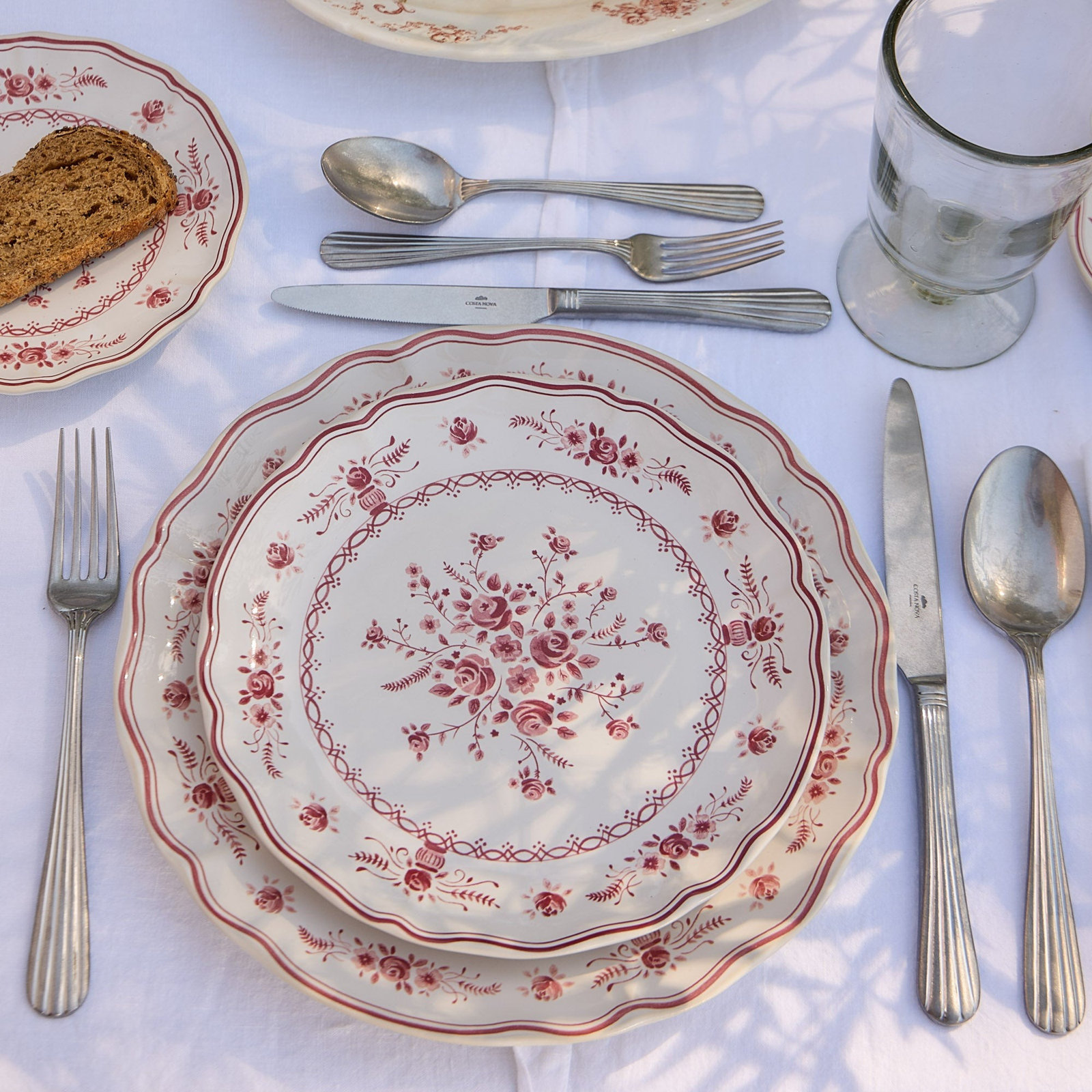 Vila 11" Dinner Plate, White/Red