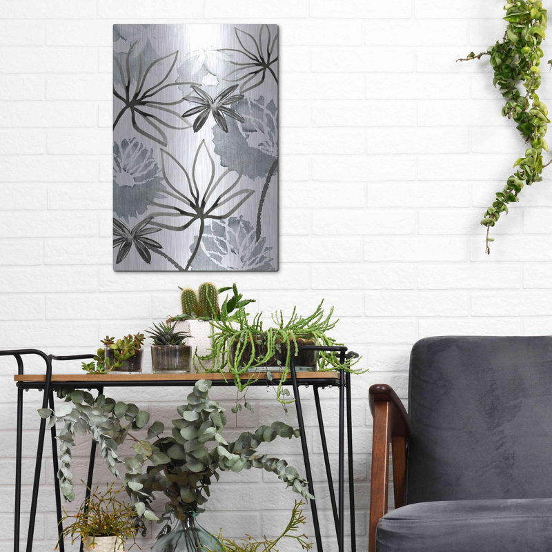 Fleurs monochromes II par Flora Kouta, H 16 po x l 12 po