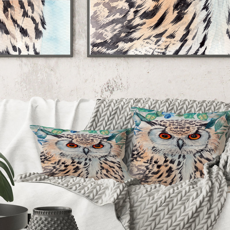 Un hibou avec des plumes blanches et noires tachetées I - coussin décoratif traditionnel, 16 po x 16 po