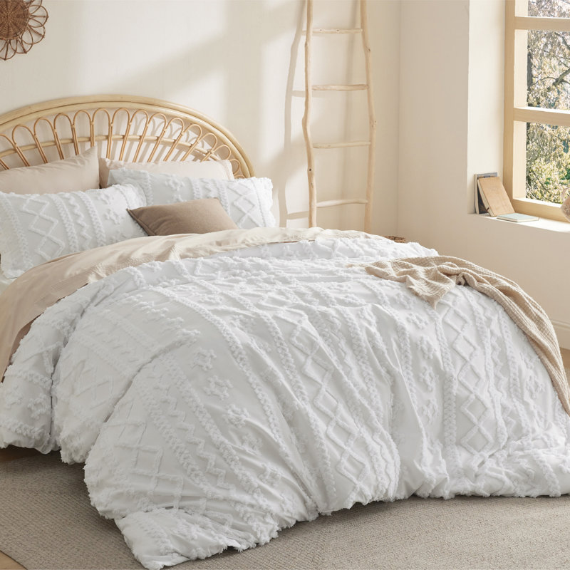 Bedsure Tufted Boho Oversized Queen Comforter Set – 3-Piece Bright White Shabby Bedding，Farmhouse Jacquard Bed Set with Embroidery, All-Season Softness for Cozy Bedrooms & Boho-Chic Gifts