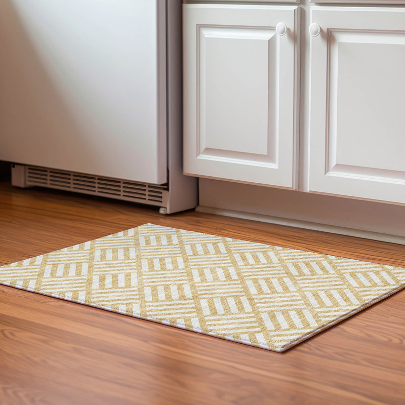 Tapis doré de qualité supérieure lavable à la machine Cerrito, Rectangle 1 pi 8 po x 2 pi 6 po