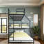 Lit triple en métal noir avec deux échelles, garde-corps pleine longueur, peu encombrant pour la famille, couleur, design moderne,