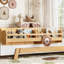 Lit sur pied avec garde-corps pleine longueur et bibliothèque, lattes de lit Montessori en bois massif, conception à profil bas et bloc de construction enfantin-131456599-131456596