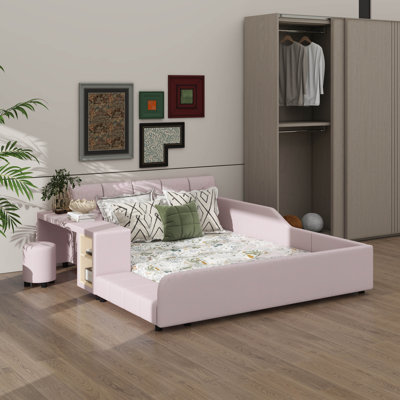 Lit double pleine grandeur avec motif tapissier, lit combiné mère et enfant avec table de chevet et petit tabouret rond