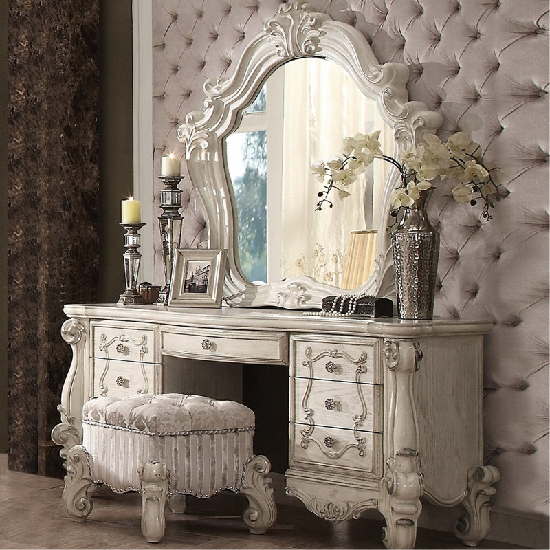 Tabouret de coiffeuse blanc avec garniture et siège sophistiqué
