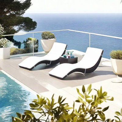 Chaise longue d'extérieur tissée à la main avec table