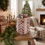 Décoration de boîte de cadeau de Noël sous l'arbre de Noël avec des pommes de pin et des baies-2082635811