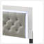 Grand lit gris et blanc avec tête de lit matelassée à DEL, alliant style moderne et confort pour une expérience de sommeil luxueuse