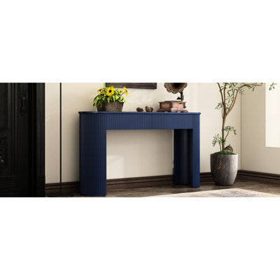 Console moderne avec design cannelé et rangement - Bleu marine. Minimaliste 2 tiroirs pour le salon. Stabilité des pieds courbés dans les tiroirs. Zone de fonctionnalité.