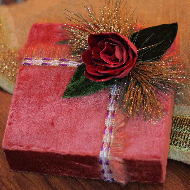 Décoration florale de boîte-cadeau de Noël, H 3,75 po x l 7,75 po x P 7,75 po