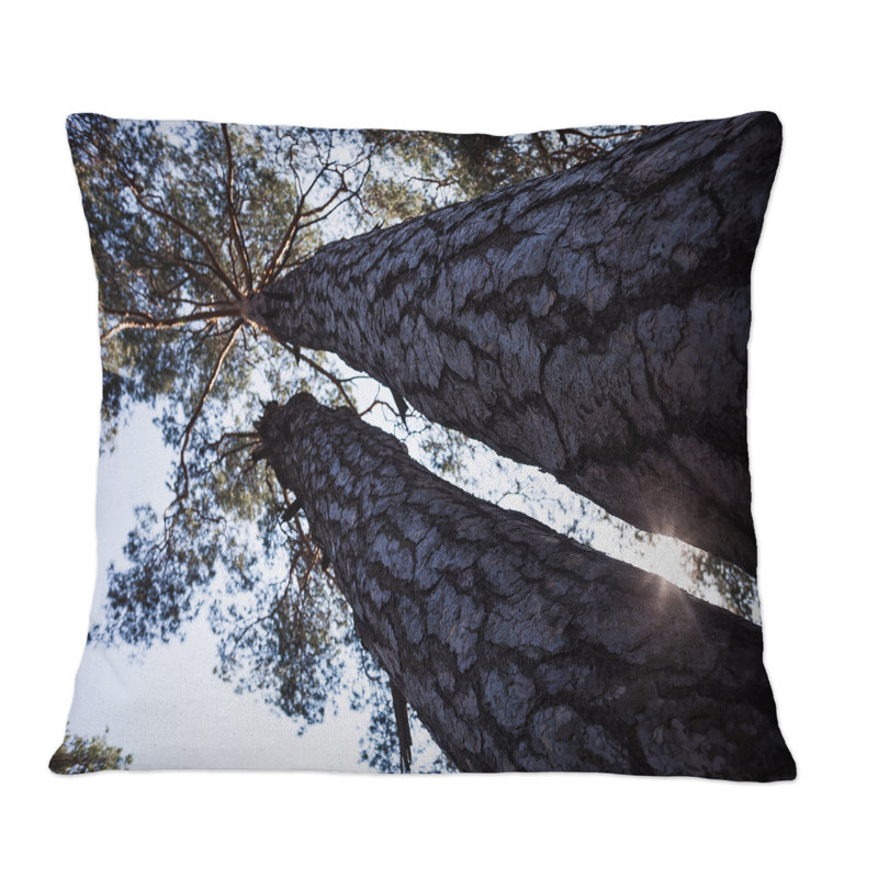 Silhouettes de deux troncs et sommets de pin épais - Coussin décoratif à imprimé tropical, 18 po x 18 po