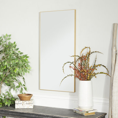 Miroir mural en bois avec un cadre fin et minimaliste
