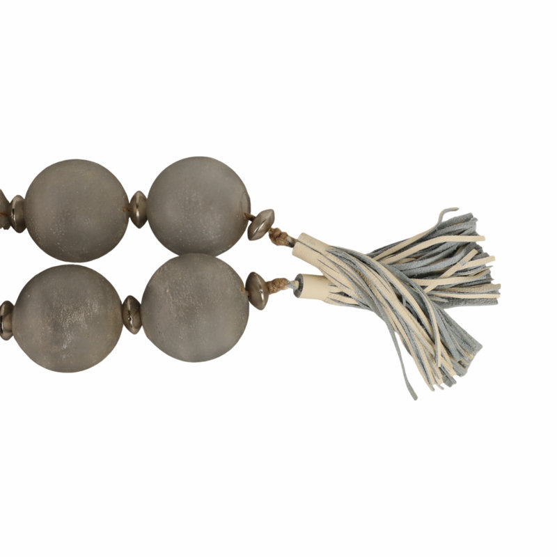 Perles de verre décoratives Coolidge avec décor métallique et pampille en cuir pour la décoration intérieure - Guirlande élégante pour la décoration de table, de tablette et de salon - Gris