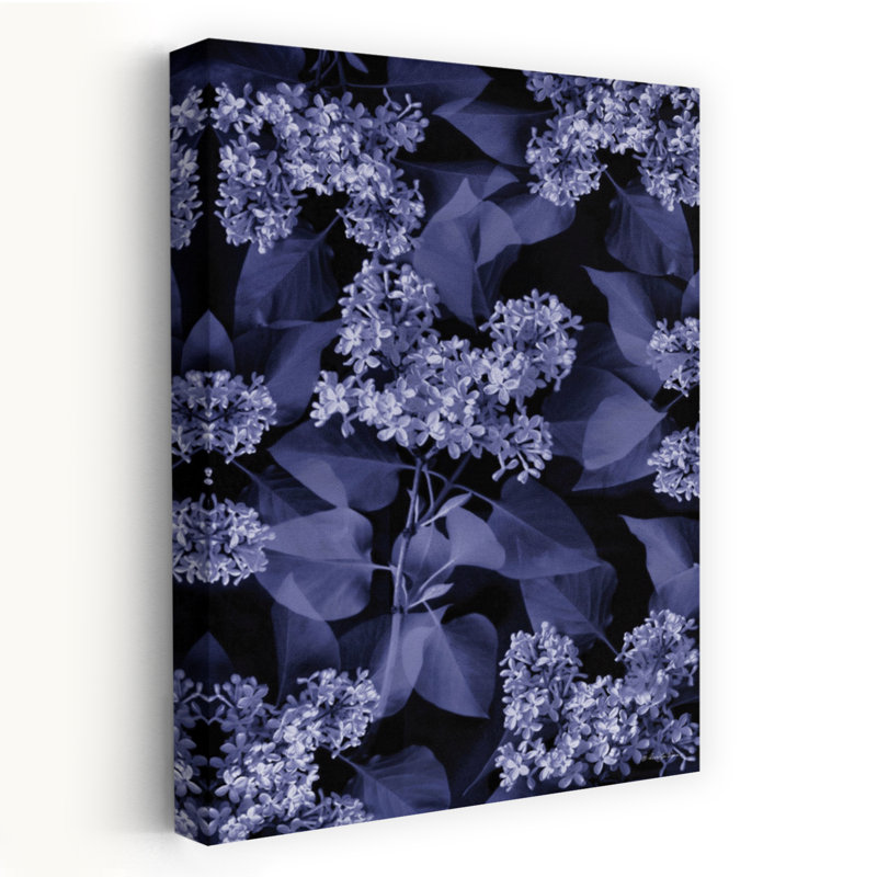 «Blooming In Indigo I» - art floral de lilas bleutés contemporain sur fond sombre, H 36 po x l 24 po