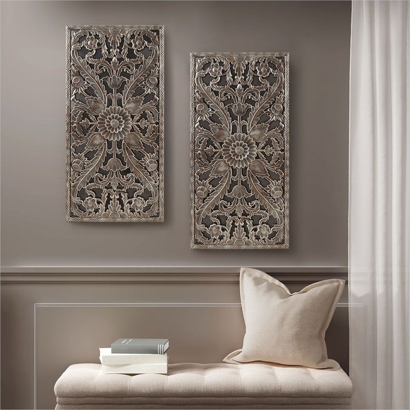 Ensemble de décoration murale en bois avec panneaux sculptés en forme de lotus et fini argenté vieilli, pour une installation verticale en intérieur.