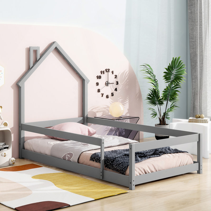 Lit en bois avec tête de lit en bois et clôture