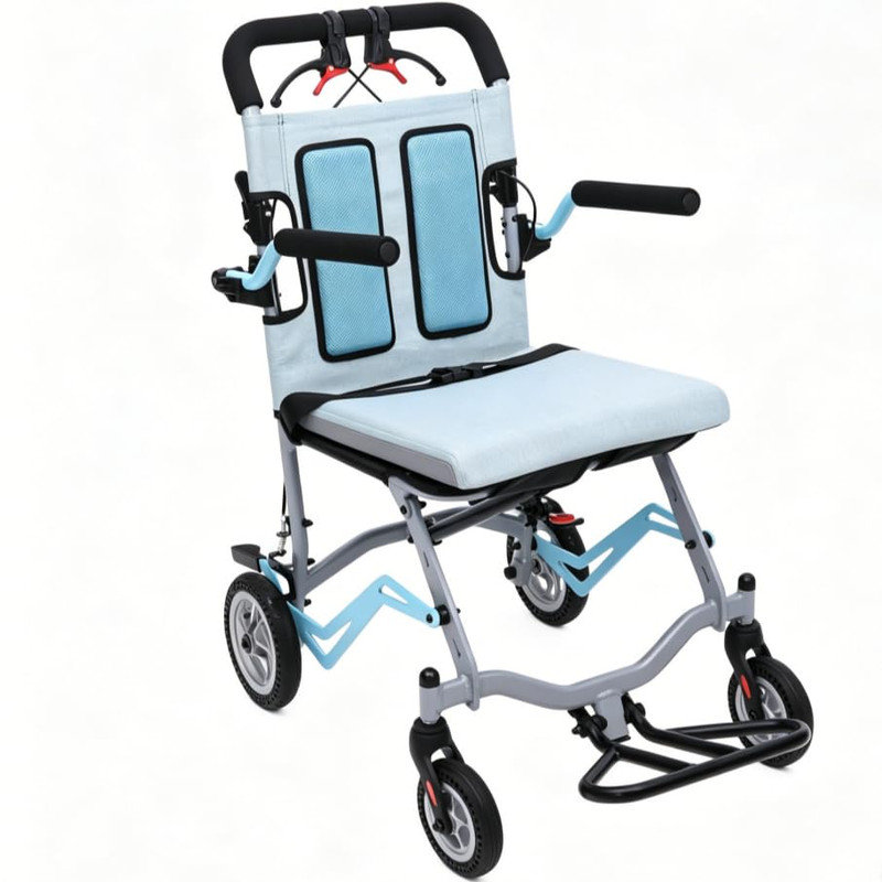 Fauteuil roulant ultraléger pliable avec freins à main verrouillables et accoudoirs rabattables