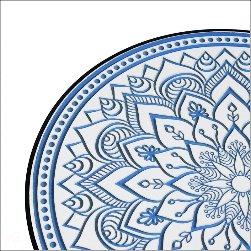 Charmante table d'appoint ronde pour l'extérieur avec plateau de style mosaïque et pieds en fer courbés, carreaux de céramique bleue et blanche