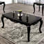 / finition noire, table basse rectangulaire traditionnelle, structure en bois massif, pieds courbés, détails décoratifs, pieds