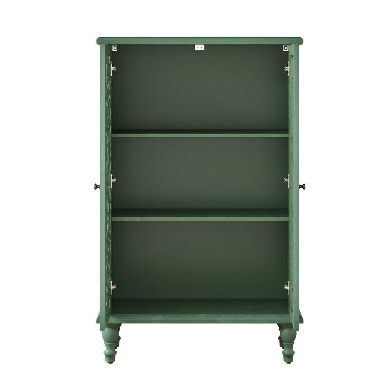 Meuble d'appoint de style ferme, sculpté et ajouré, de 47 pouces de hauteur, avec tablette réglable et pieds tournés., Vert