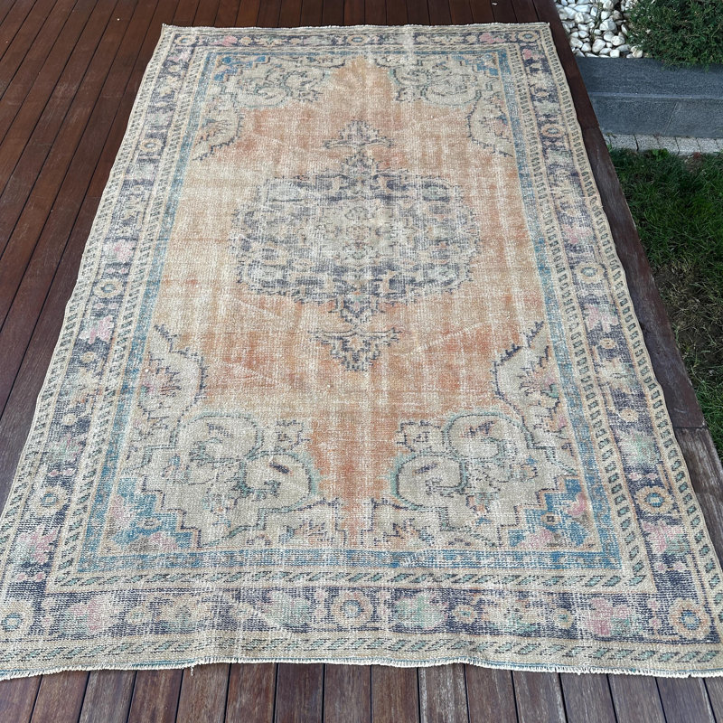 Grand tapis turc tissé à la main en brun pour le salon ou d'autres grands espaces avec un design rétro anatolien