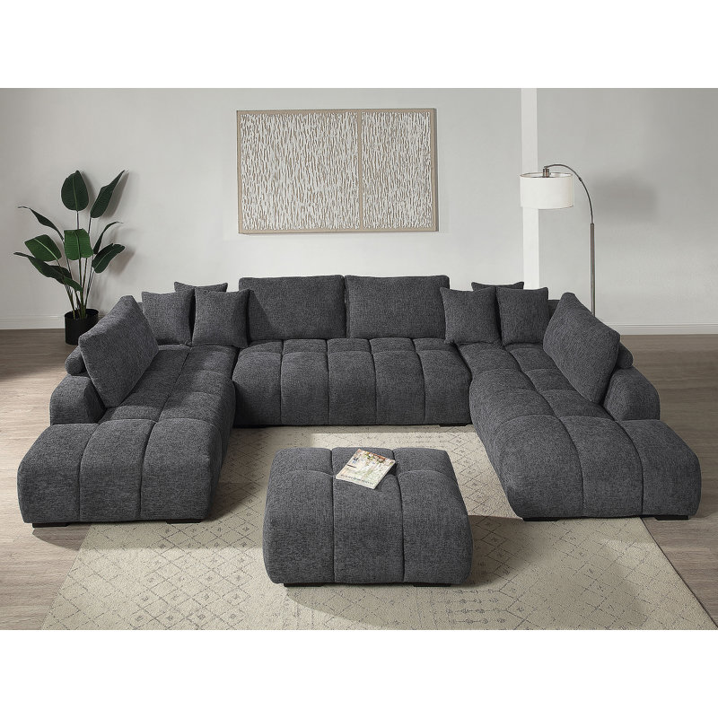 Canapé modulaire en chenille gris choisi avec 2 chaises, repose-pieds et coussins décoratifs pour un confort moderne