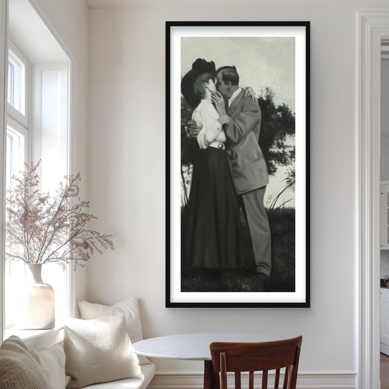 «Vintage Couple Kissing - Romantic Room», reproduction encadrée