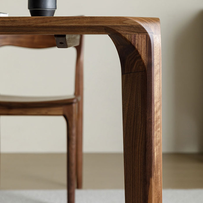 Table de salle à manger en chêne rouge massif avec de belles caractéristiques., H 29,53 po x L 62,99 po x l 31,5 po