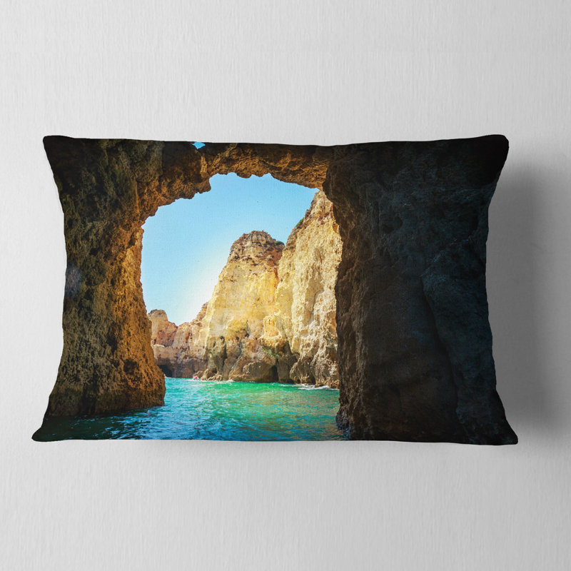 Coussin Seashore Sea à travers Rocky Cave Portugal, 12 po x 20 po, Rectangulaire