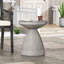 Table d'appoint d'extérieur en béton léger avec piédestal de sablier, parfaite pour les espaces extérieurs modernes et fonctionnels.