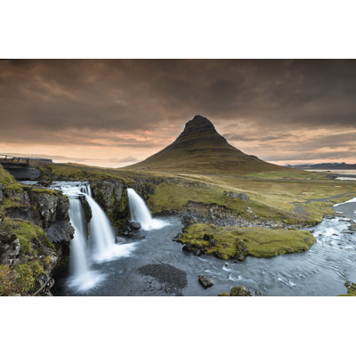 Kirkjufell Mountain by Technotr