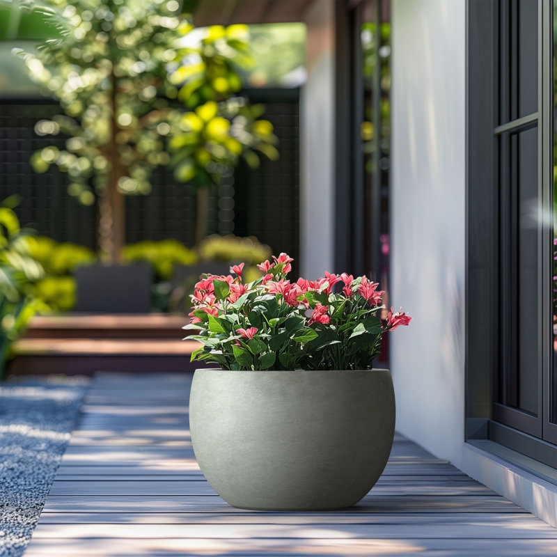 Pot à fleurs en ciment Highwoods, H 13 po x l 19 po x P 19 po, Gris sauge