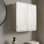 Armoire murale en bois massif Tenley avec tablette réglable et poignées encastrées