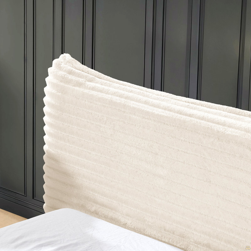 Grand lit tapissier avec structure en velours, lit plateforme avec tête de lit courbée décorative et structure en bois massif