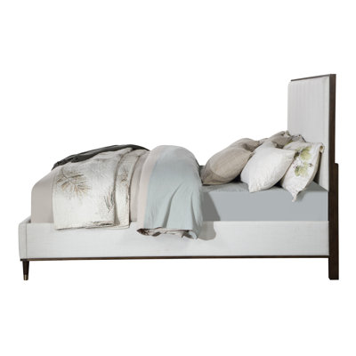 Grand lit gris avec une housse en tissu moderne et un cadre stable en bois avec repose-pieds