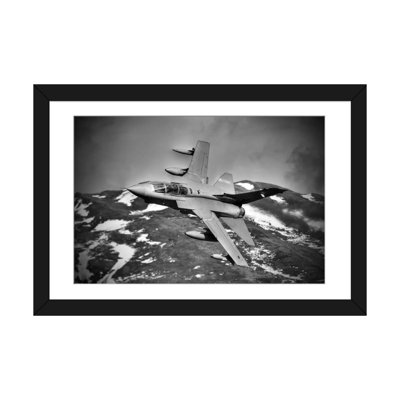 Une tornade de la Royal Air Force GR4 au cours de l'entraînement à la mouche basse au nord du Pays de Galles II par Andrew Chittock - impression sur toile tendue