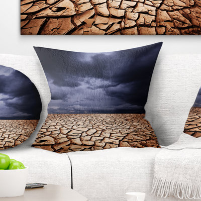 Dramatique ciel nuageux au-dessus de la terre de la sécheresse - coussin à imprimé paysage