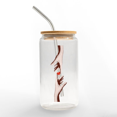 Cœur, mains, atteindre la tasse en verre
