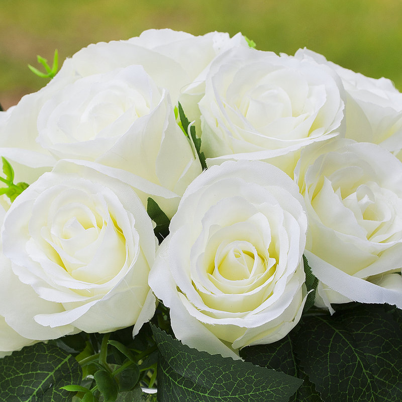 Roses artificielles dans un vase en verre, Crème
