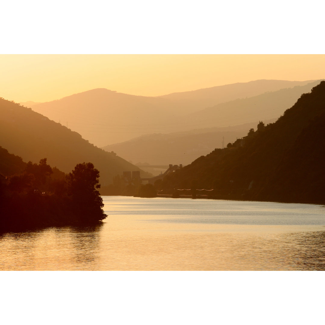 Sonnenuntergang im Douro-Tal von LuisPortugal - Kunstdrucke ohne Rahmen auf Leinwand