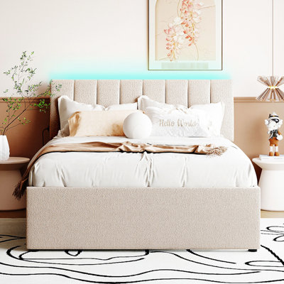 Lit rembourré en molleton avec cadre et tête de lit à rayures - Confort à long terme, conception d'espace idéale pour les chambres compactes