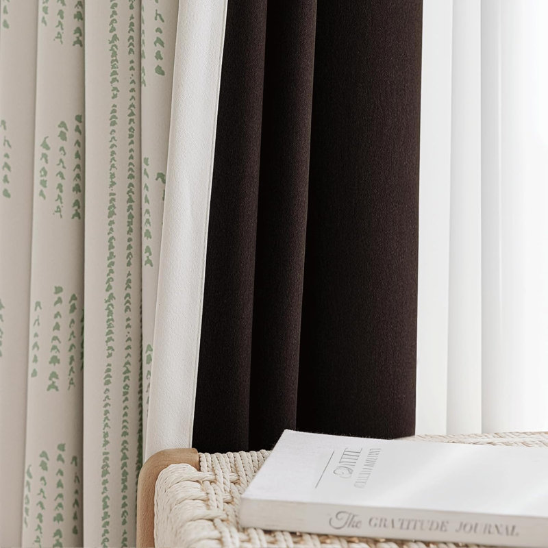 Rideaux bohémiens à motifs verts sur beige