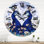 Deux paons bleus avec des fleurs sauvages - horloge murale traditionnelle